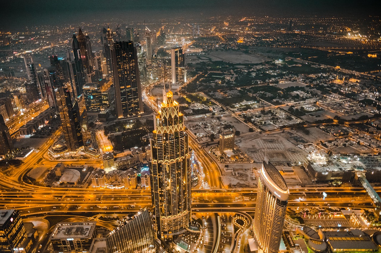 Sfeervolle Dubai stadslucht boven chique interieur.