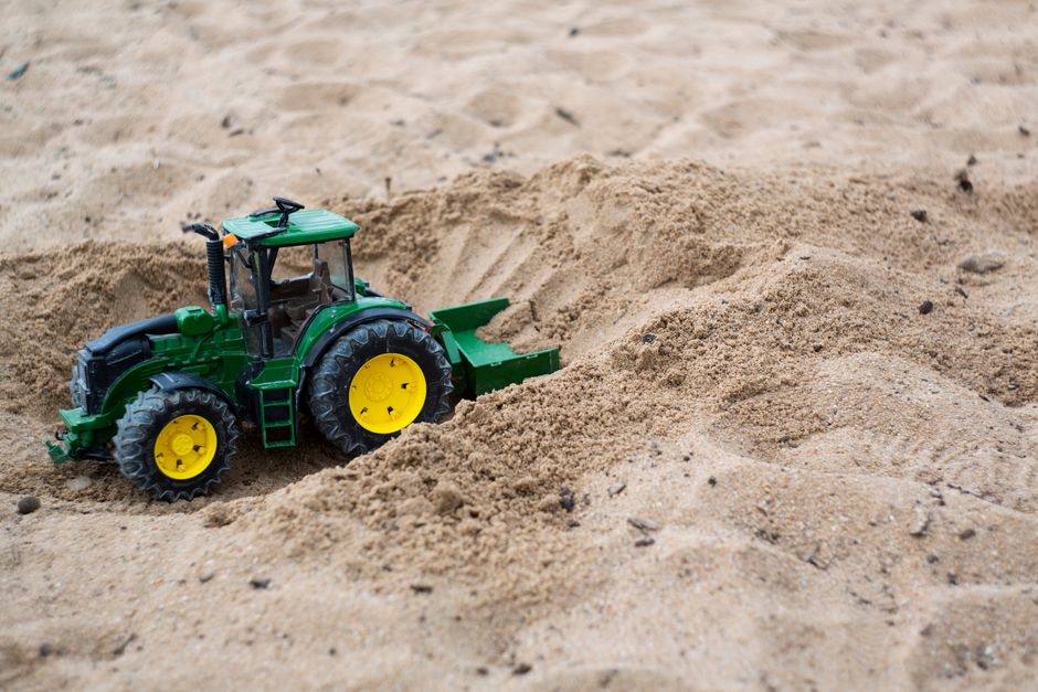 Herfstdecoratie met kleurrijke tractor speelgoedauto's.