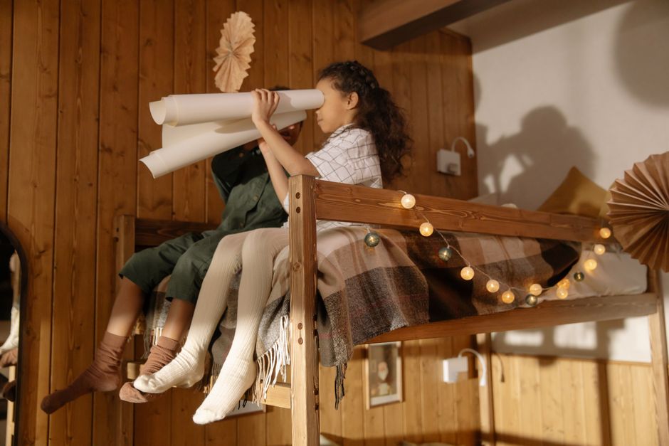 Kinderkamer met pompoenen en herfstbladeren als accent.